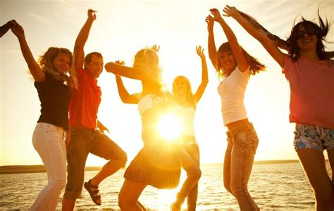 12x Spaanse zomerhits die nooit vervelen .